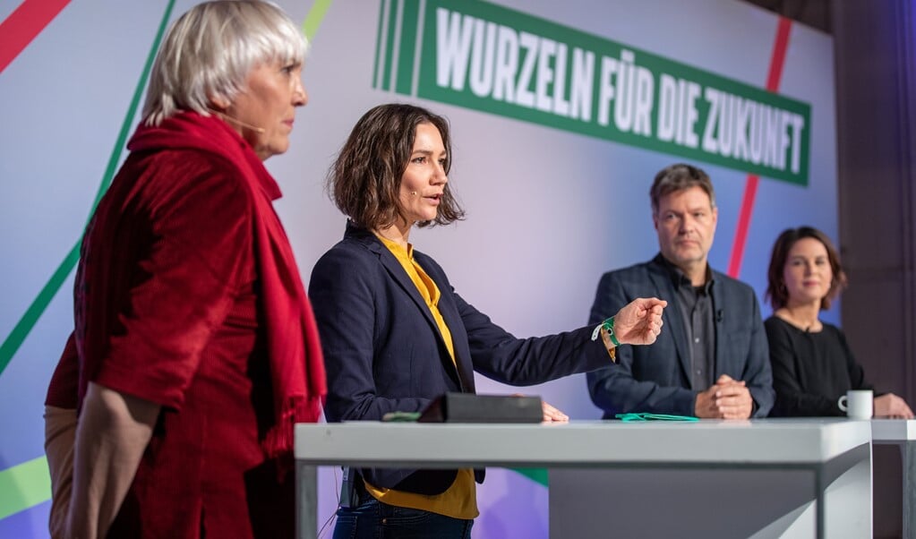 Politici Claudia Roth, Anne Spiegel, Robert Habeck en Annalena Baerbock kort na de digitale peiling binnen hun partij Bündnis 90/Die Grünen. (beeld epa / Andreas Gora )