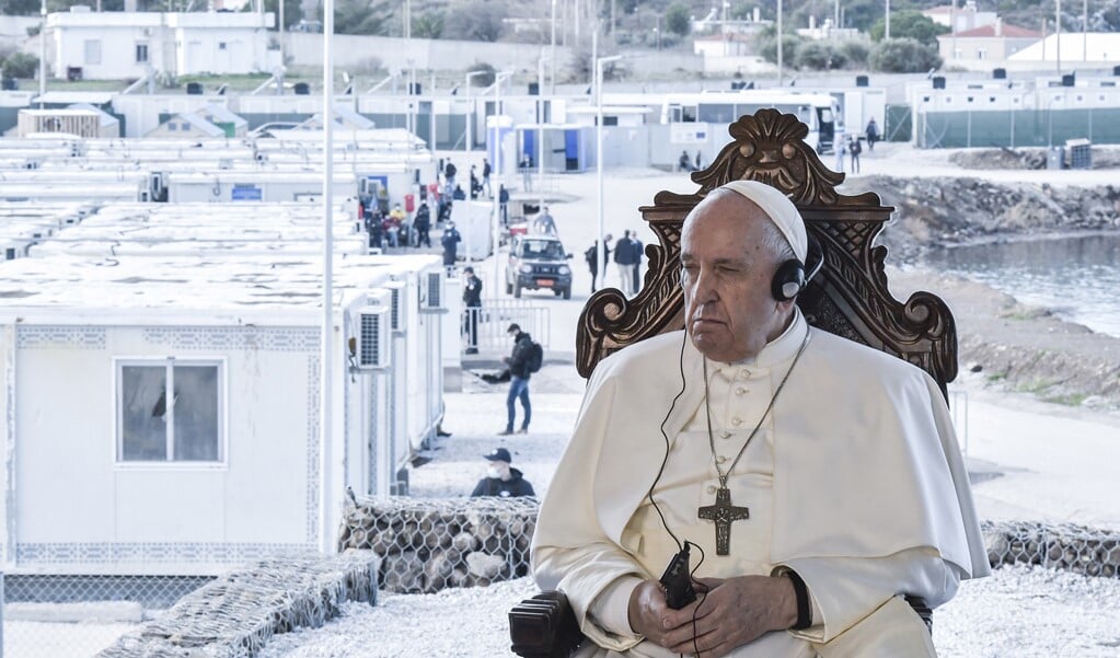 Paus Franciscus tijdens de ceremonie in het vluchtelingenkamp Kara Tepe op het Griekse eiland Lesbos.  (beeld epa / Louisa Gouliamaki)