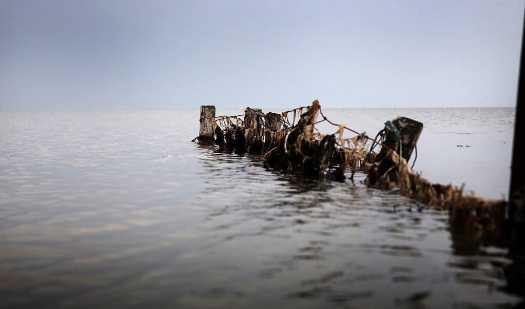 Een visnet in een deel van de Waddenzee. De Nederlandse regering overweegt gaswinning te starten onder het beschermd natuurgebied en Unesco werelderfgoed.   (beeld anp / Catrinus van der Veen)