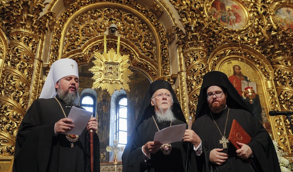 Metropoliet Epiphanius van Kiev (links) in aanwezigheid van patriarch Bartholomeüs I van Constantinopel (midden) tijdens diens bezoek aan de door Constantinopel erkende, van Moskou onafhankelijke Oekraïens-Orthodoxe Kerk op 21 augustus 2021. (beeld epa / Sergey Dolzhenko)