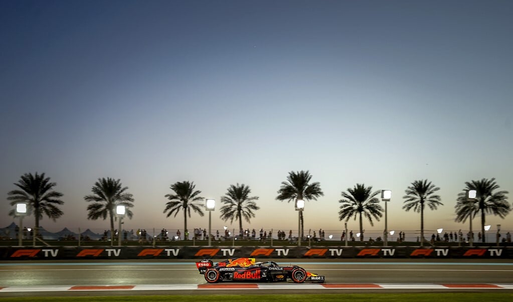 Verstappen was vrijdag in Abu Dhabi de snelste in de eerste training, maar werd vierde in de tweede training.  (beeld anp / Remko de Waal)