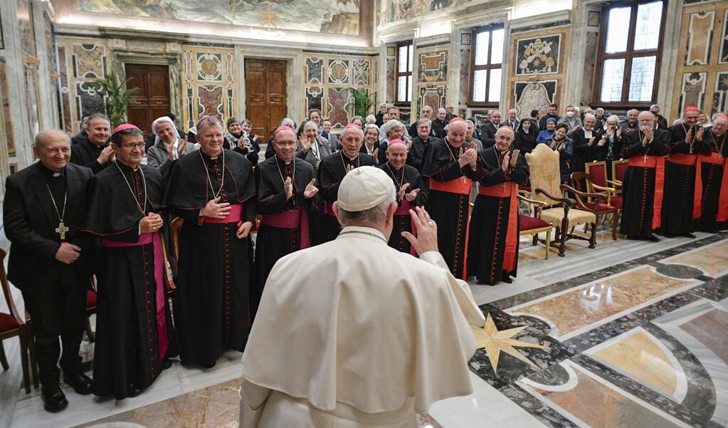 Paus Franciscus groet de leden van de Congregatie voor het Gewijde Leven alvorens hij hen toespreekt. (beeld afp / Vatican Media )