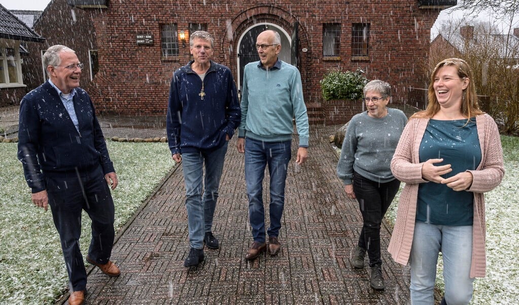 Henk Venema, Roelof Vellinga, Nico Oudman, Atsje Larooij en Wilma Steenbergen (van links naar rechts) voor het kerkgebouw in Onnen, waar zondag de laatste kerkdienst wordt gehouden.  (beeld Duncan Wijting)