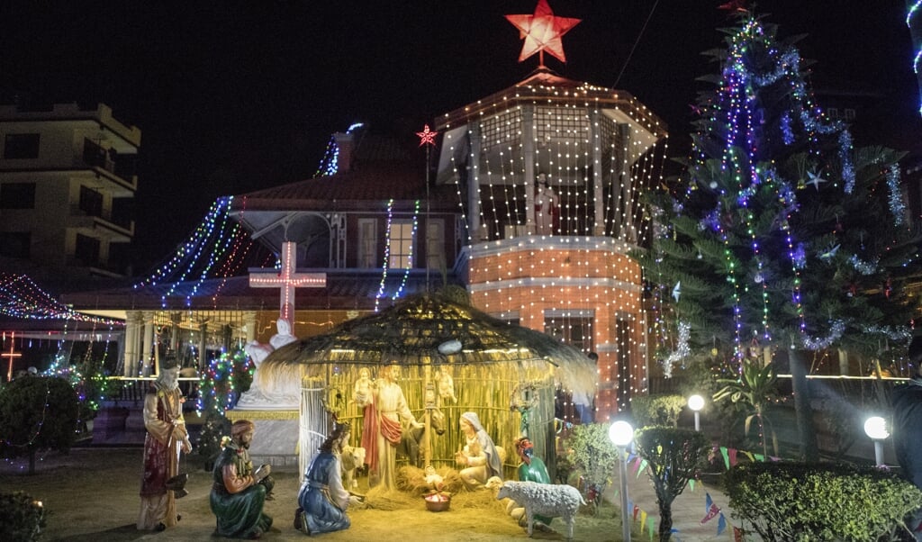 Kerstsfeer in een kerk in Lallipur  (beeld Epa / Hritik Shrestha)