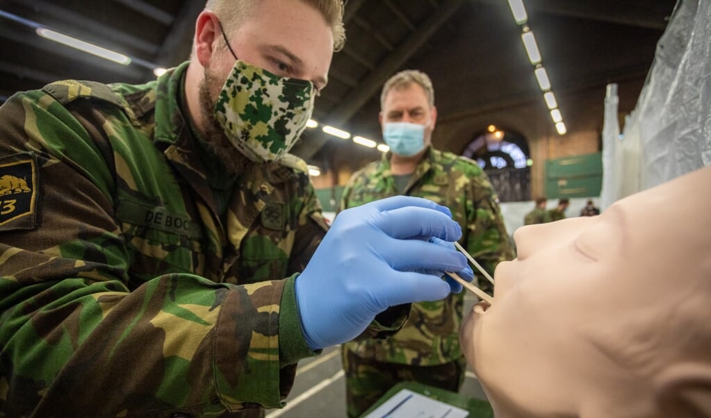 Militairen trainen om te assisteren in de covid-teststraat.  (beeld mediacentrum defensie)