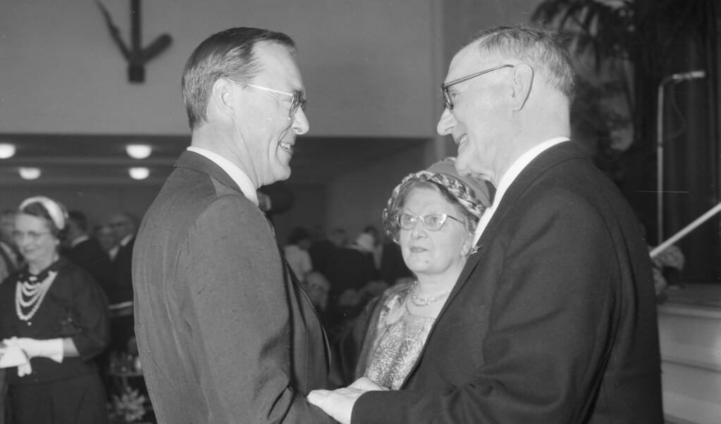 Prins Bernhard en het echtpaar Waterink, bij Waterinks afscheid van de VU in 1961.  (beeld nationaal archief)