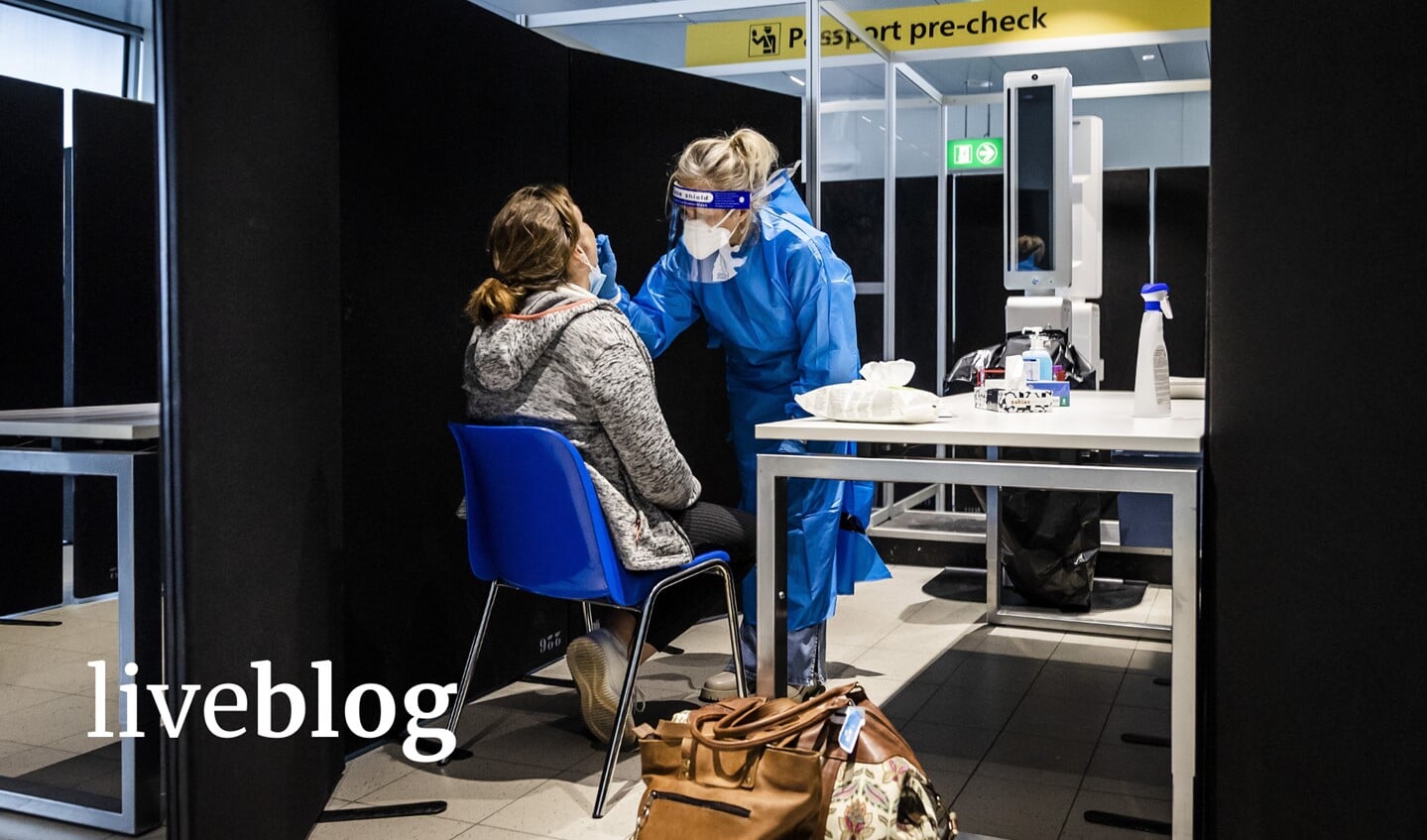 Reizigers uit Zuid-Afrika laten zich bij aankomst op de luchthaven testen in een speciaal daarvoor ingerichte teststraat.