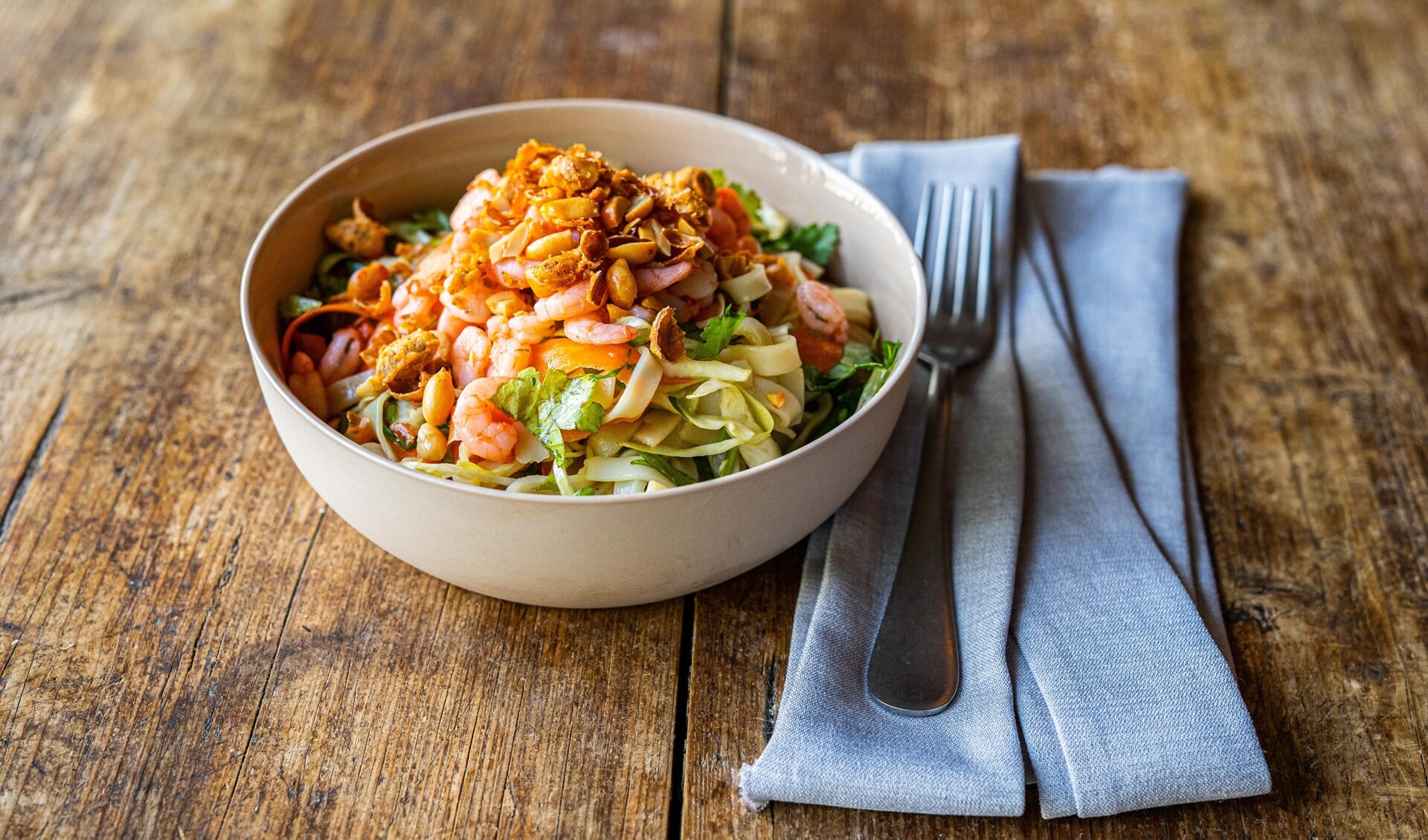Thaise salade van spitskool, wortel, garnaaltjes en pinda