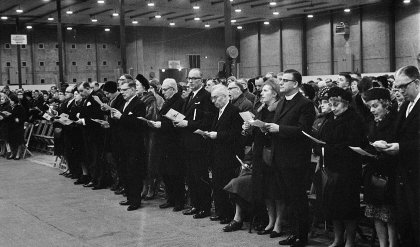 Volkskerstzang in Utrecht in 1967 met onder anderen ds. Jan Buskes en kardinaal Bernardus Alfrink (resp. 6e en 8e van rechts op voorste rij).