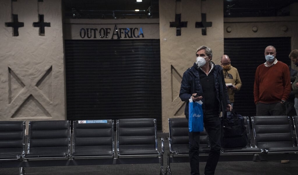 De luchthaven van Johannesburg. Het reisverbod heeft grote gevolgen voor de economieën in Zuidelijk Afrika.  (beeld afp / Dimitri Korczak)