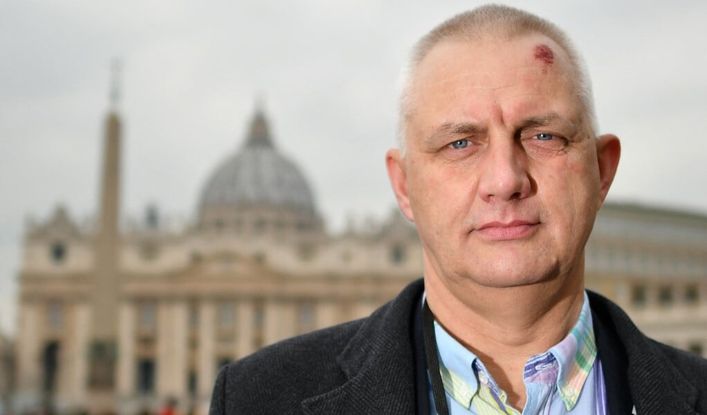 Het zelfverklaarde 'misbruikslachtoffer' Marek Lisinski uit Polen tijdens zijn bezoek aan het Vaticaan in 2019.   (beeld  afp / Alberto PIZZOLI )