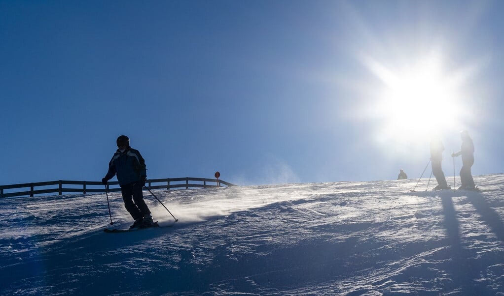 Wintersporters in het skigebied van Tirol. Het nieuws over een quarantaineplicht in Oostenrijk veroorzaakt veel ophef en onrust onder Nederlandse wintersportgangers.    (beeld anp / Lex van Lieshout)