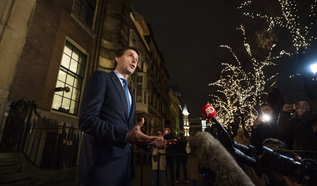 CDA-fractievoorzitter Wopke Hoekstra spreekt na het bereiken van een onderhandelaarsakkoord voor een nieuw kabinet met de verzamelde pers. (beeld anp / Jeroen Jumelet)