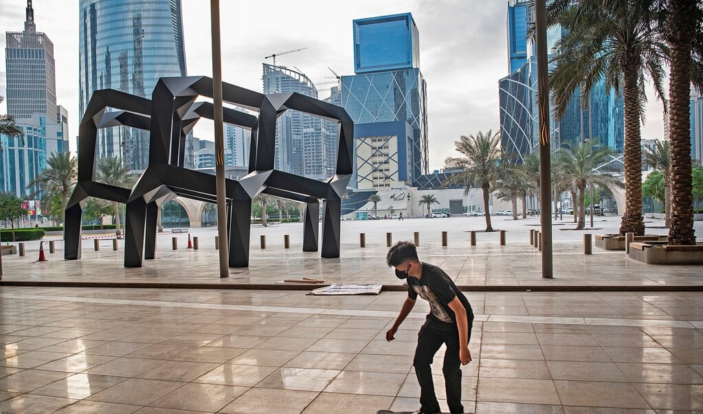 Een skateboarder doorbreekt de rust in het centrum van Doha, volgend jaar november het middelpunt van het WK voetbal.  (beeld Guus Dubbelman)