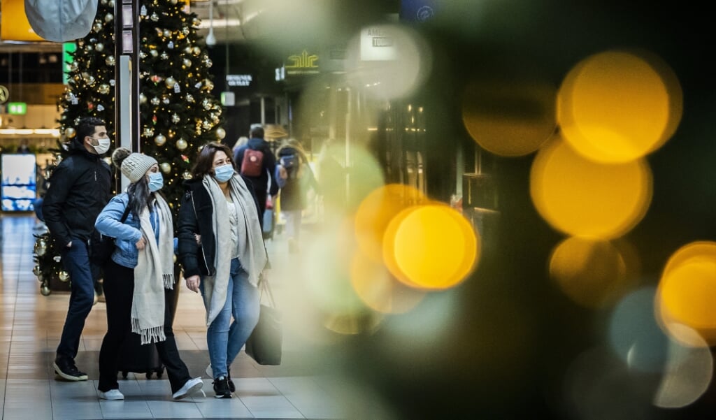 Reizigers op luchthaven Schiphol voorafgaand aan de kerstvakantie.  (beeld anp / Remko de Waal)