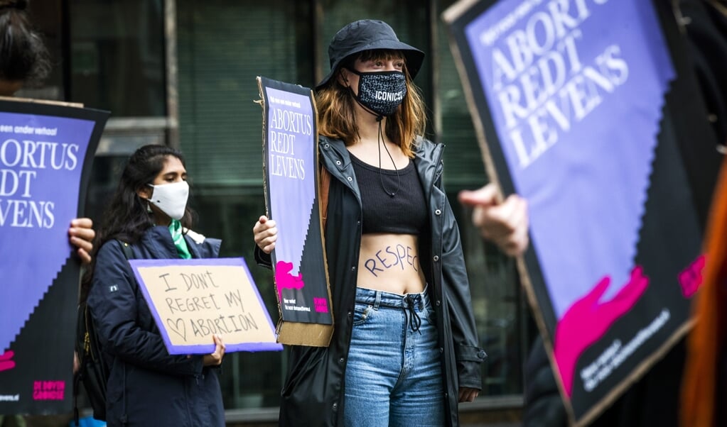 Belangstellenden tijdens een demonstratie voor het recht op abortus van de feministische actiegroep De Bovengrondse.  (beeld anp / Remko de Waal)