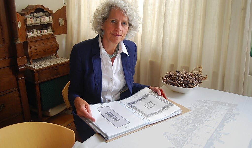 Sanny de Zoete maakt al tientallen jaren studie van damast en verkoopt ook een eigen collectie. (beeld Margot Berends)