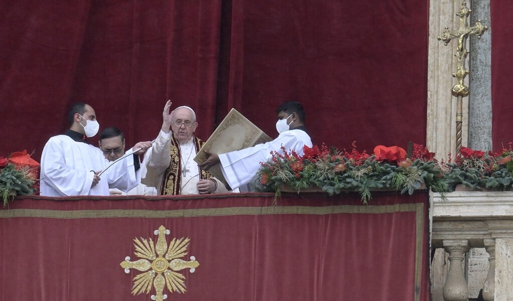 Paus Franciscus geeft de kerstzegen Urbi et Orbi op 25 december aan de op het Sint-Pietersplein verzamelde gelovigen, alsmede aan allen die via radio, televisie of internet verbonden waren. (beeld Epa / Claudio Peri)