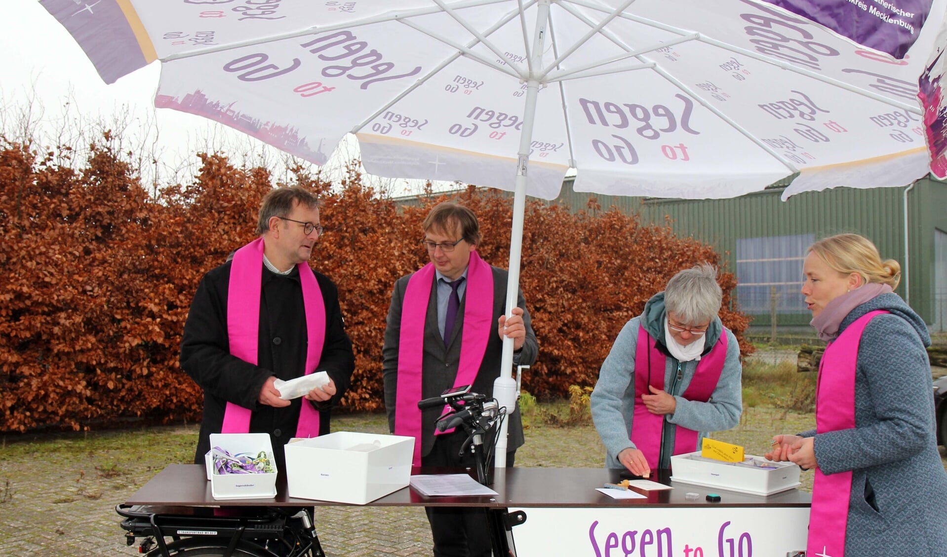 Predikanten in het Duitse Wismar brengen zegen rond met een bakfiets.