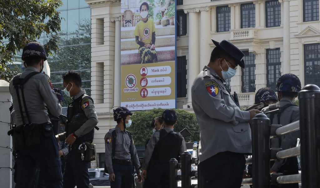 Politieagenten houden de wacht in de stad Yangon, nadat de militairen voor een jaar de noodtoestand in Myanmar hebben afgekondigd. (beeld EPA / Lynn Bo Bo)