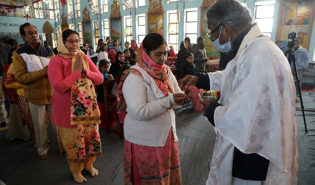 Een katholieke viering in Jammu, India, Kerst 2020. Christenen vormen in India een heel kleine minderheid. 1,3 miljard inwoners (95 procent van de bevolking) in India zijn nog nooit met het evangelie bereikt, werd deze week bekend. (beeld epa / Jaipal Singh)