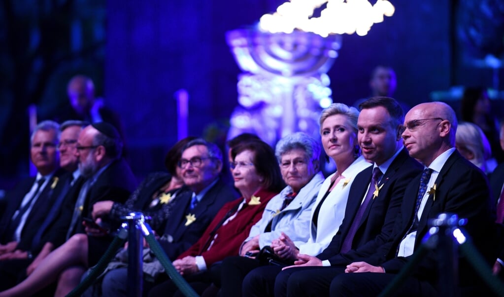 Dariusz Stola (rechts naast president Duda), directeur van het POLIN museum voor de geschiedenis van Poolse Joden, moest al eerder het veld ruimen. (beeld epa / Jacek Turczyk)
