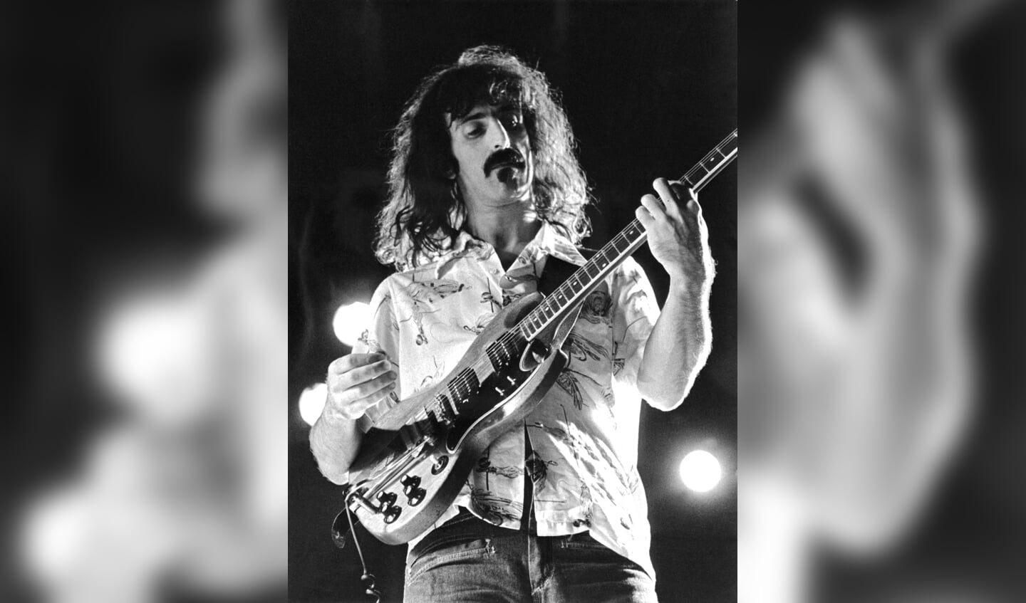 Frank Zappa op gitaar op 23 september 1974 tijdens een concert in de Zweedse hoofdstad Stockholm.