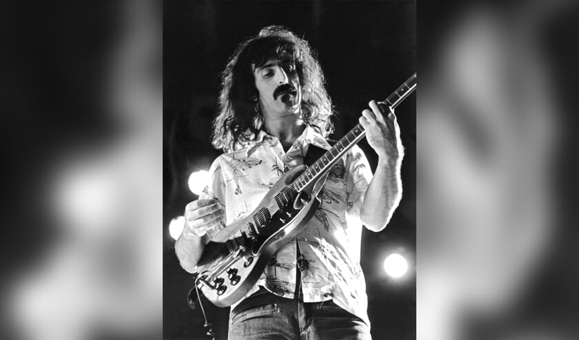 Frank Zappa op gitaar op 23 september 1974 tijdens een concert in de Zweedse hoofdstad Stockholm.