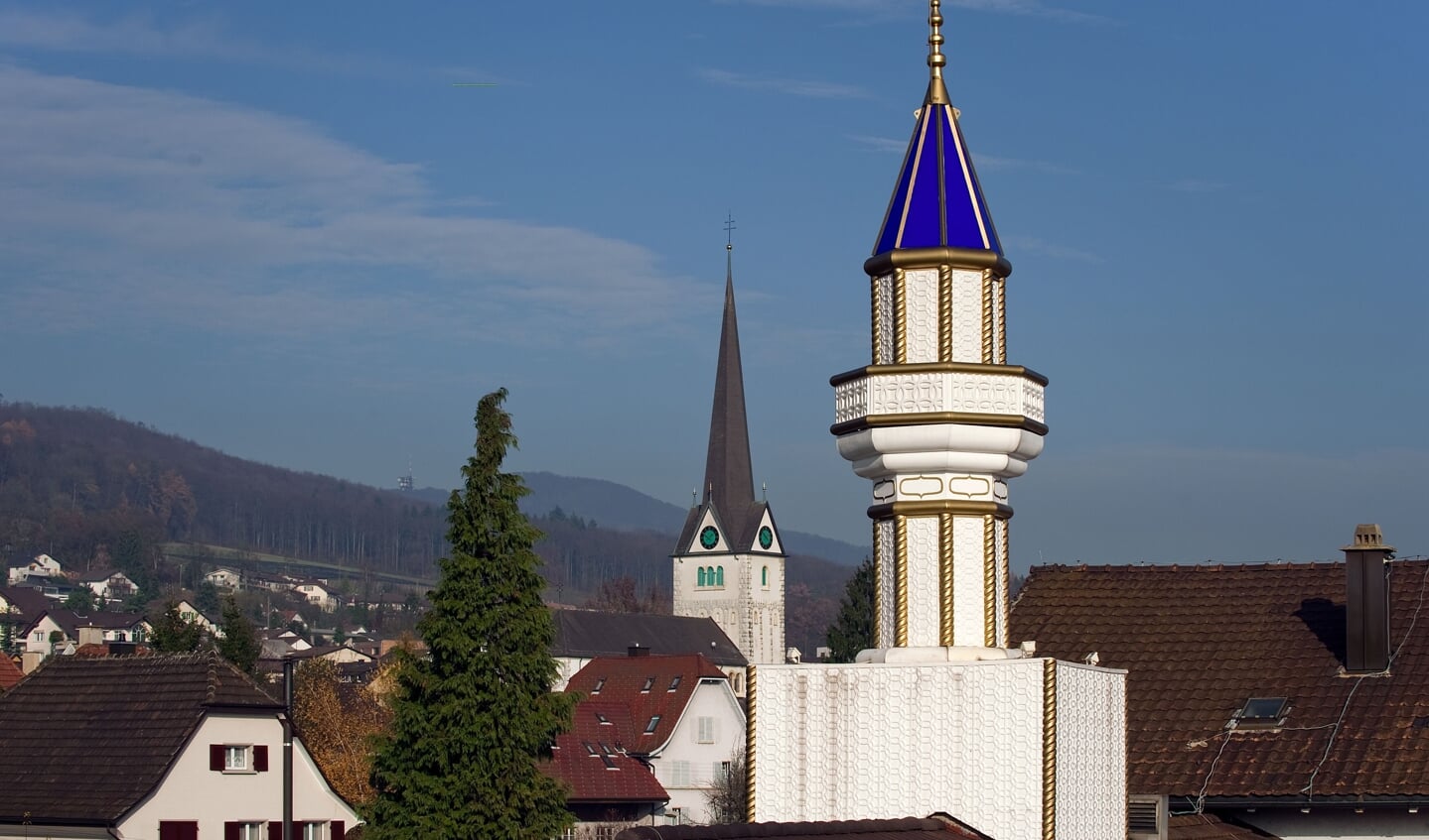 Minaret en kerktoren in een Zwitsers dorp. Volgens Olivier Roy groeit in Europa een praktijk om alles wat religieus lijkt in het publiek domein te verbieden,