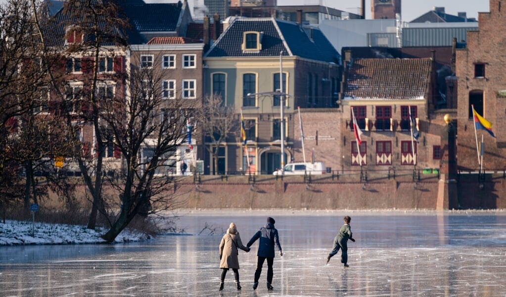 Schaatsers op de Hofvijver in Den Haag.  (beeld anp / Bart Maat)