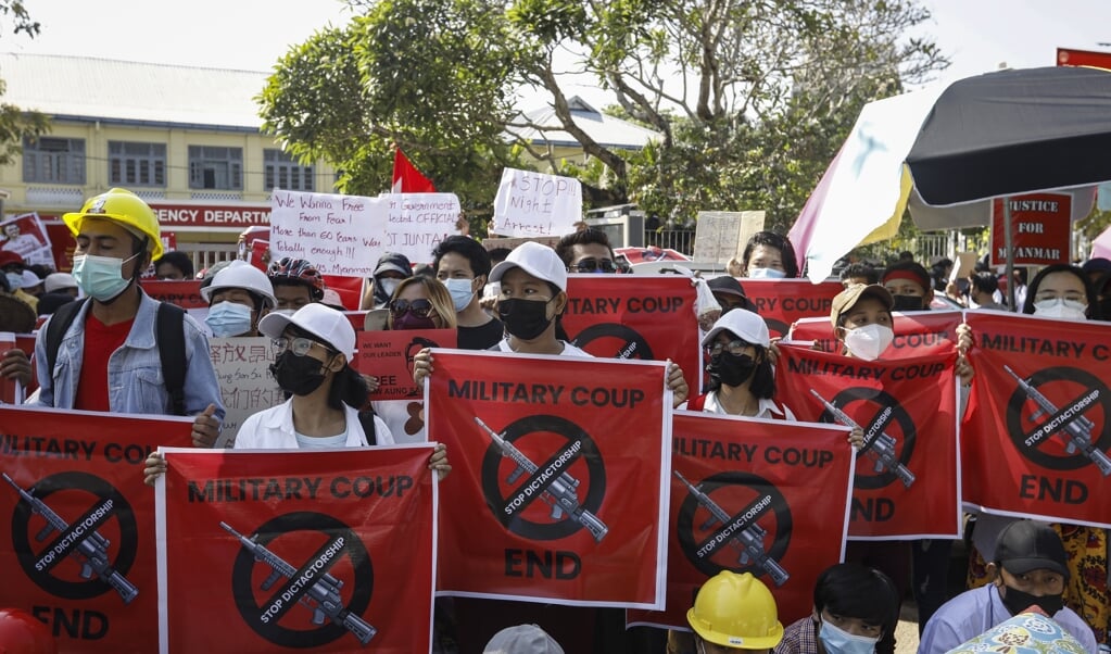 Demonstranten verzamelen zich voor de Chinese ambassade in Rangoon.  (beeld epa / Nyein Chan Naing)
