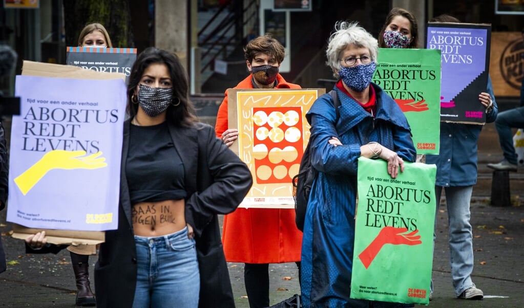 Protest van actiegroep De Bovengrondse voor het recht op abortus in Den Haag in november vorig jaar.  (beeld anp / Remko de Waal)