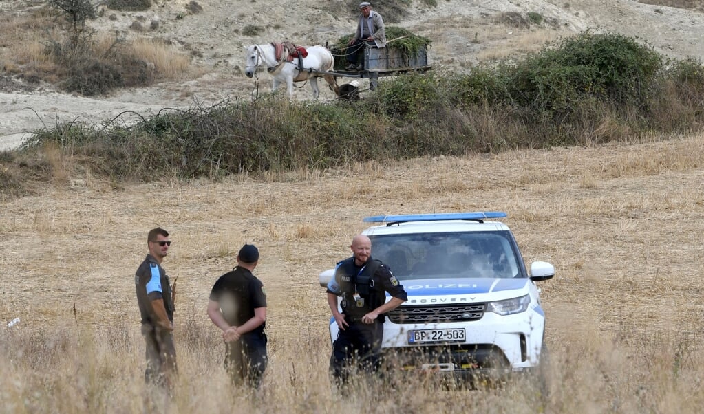 Leden van het Europese agentschap Frontex patrouilleren in 2019 langs de grens tussen Albanië en Griekenland. (beeld afp / Gent Shkullaku)
