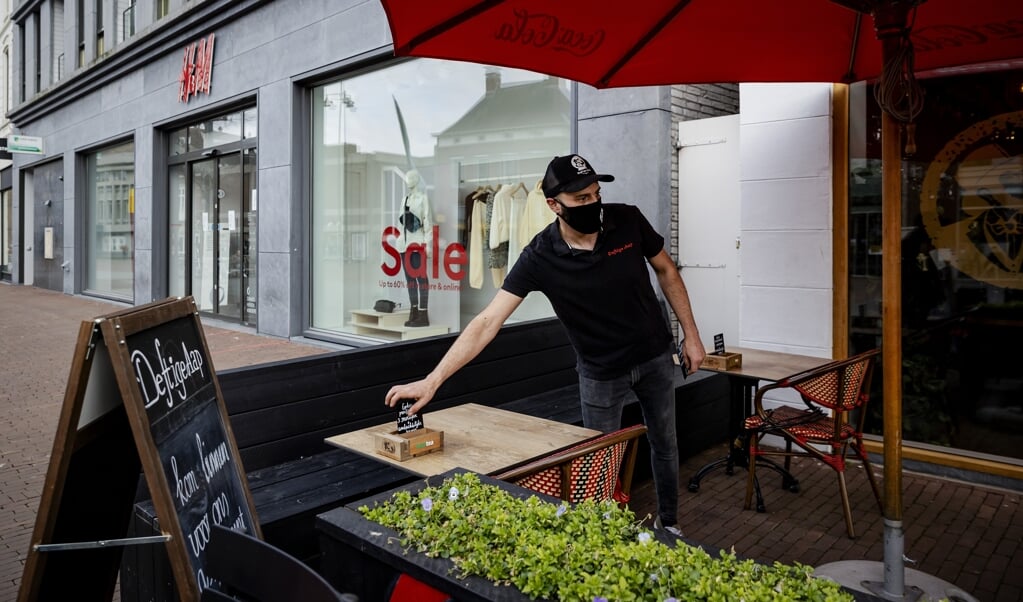 Een restauranteigenaar in Helmond bouwt zijn terras open. Verschillende horecazaken willen versneld open. (beeld anp / Robin van Lonkhuijsen)