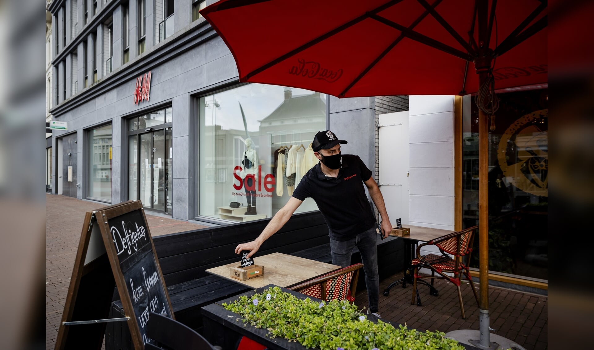 Een restauranteigenaar in Helmond bouwt zijn terras open. Verschillende horecazaken willen versneld open.