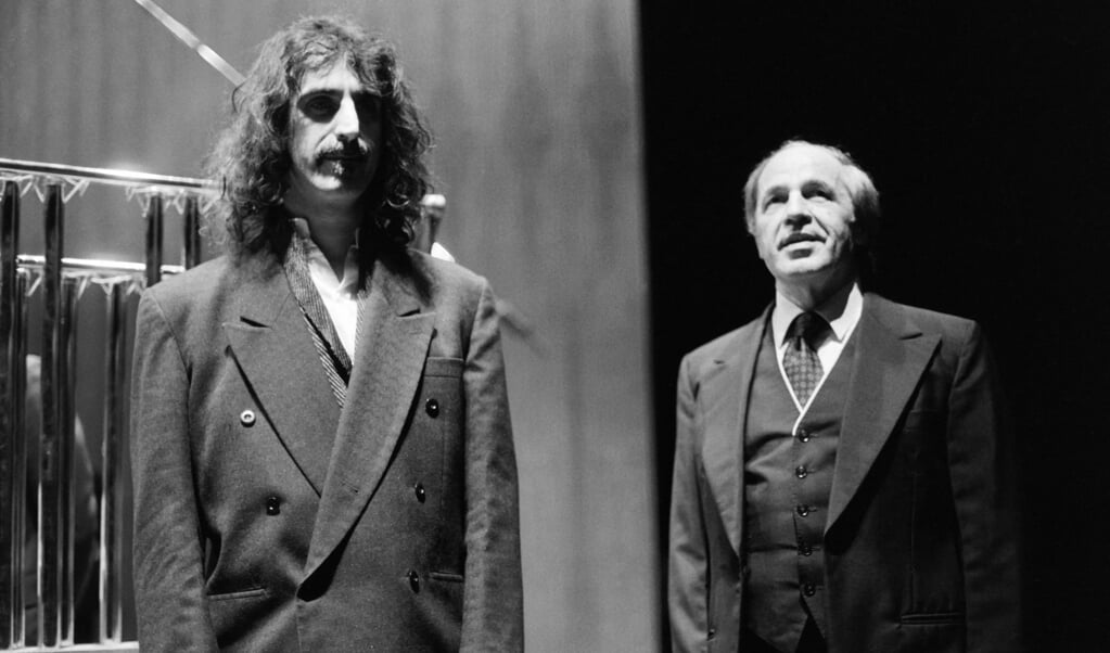De Franse componist en dirigent Pierre Boulez werkte in 1984 samen met gitarist en medecomponist Frank Zappa, in het Theatre de la Ville in Parijs. (beeld AFP)