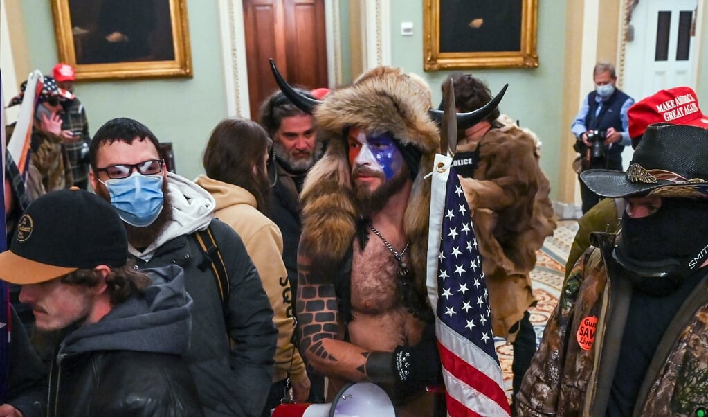 Jacob Chansley, bijgenaamd ‘Jake Angeli’, tijdens de bestorming van het Capitool op 6 januari. (beeld afp / Saul Loeb)