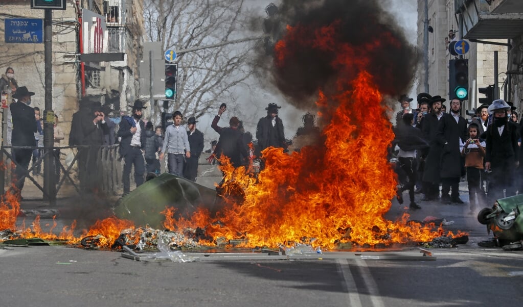 Ook in de wijk Mea Shearim in Jeruzalem waren er confrontaties tussen ultra-orthodoxe betogers tegen de lockdown en de politie. (beeld afp / Ahmad Gharabli)