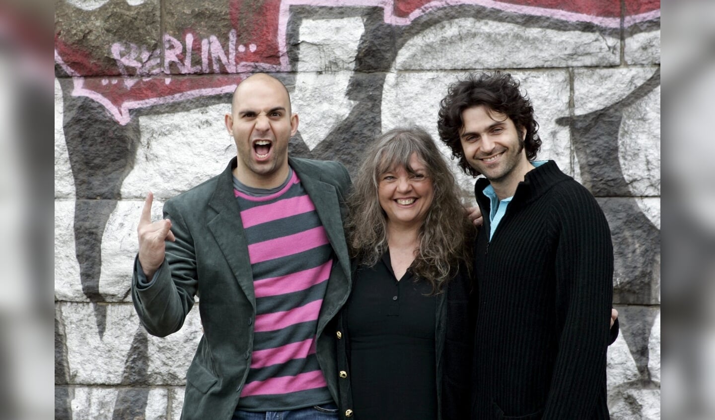 Dweezil, Ahmet en Gail, de twee zoons en echtgenote van Frank Zappa, in 2005, toen de tournee Zappa Plays Zappa Berlijn aandeed.
