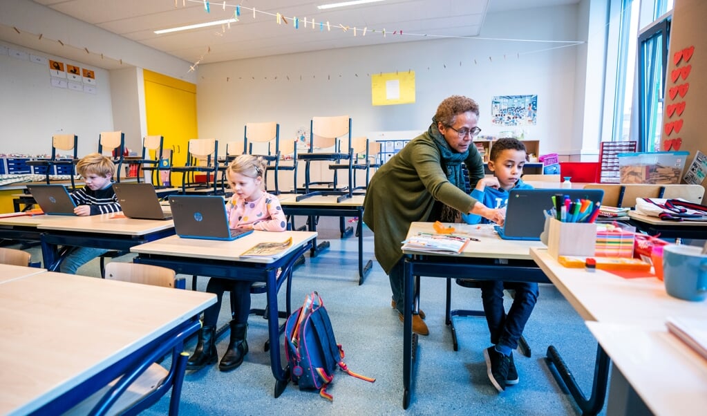Leerlingen van christelijke basisschool Juliana in Leerdam volgen op school onderwijs.  (beeld Jeroen Jumelet)