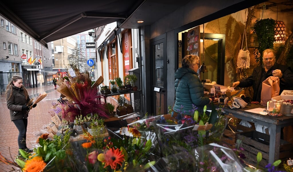 De bloemenwinkel mag aan de straat verkopen; vanuit de ingang van de winkel.  (beeld Marcel van den Bergh)