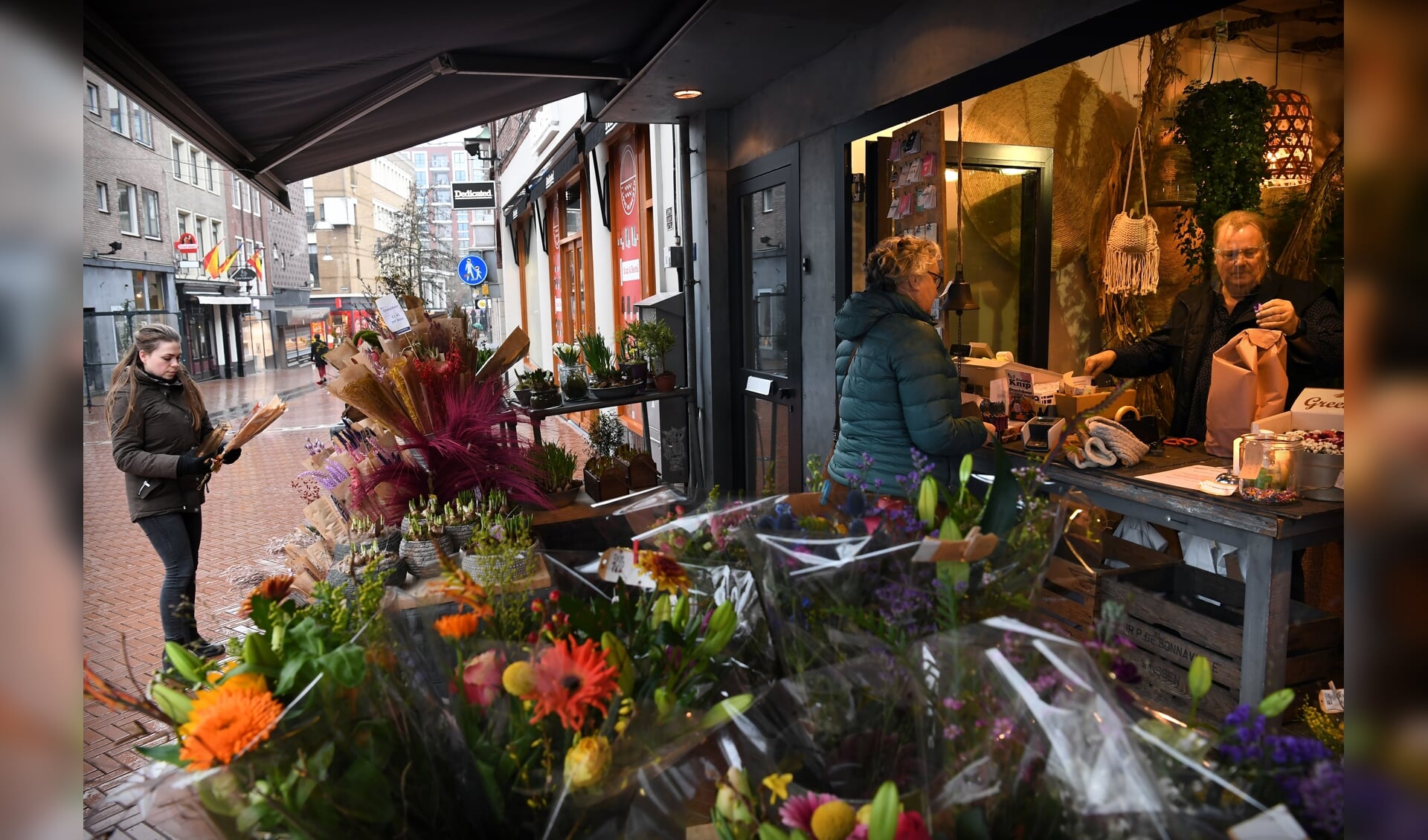 De bloemenwinkel mag aan de straat verkopen; vanuit de ingang van de winkel.