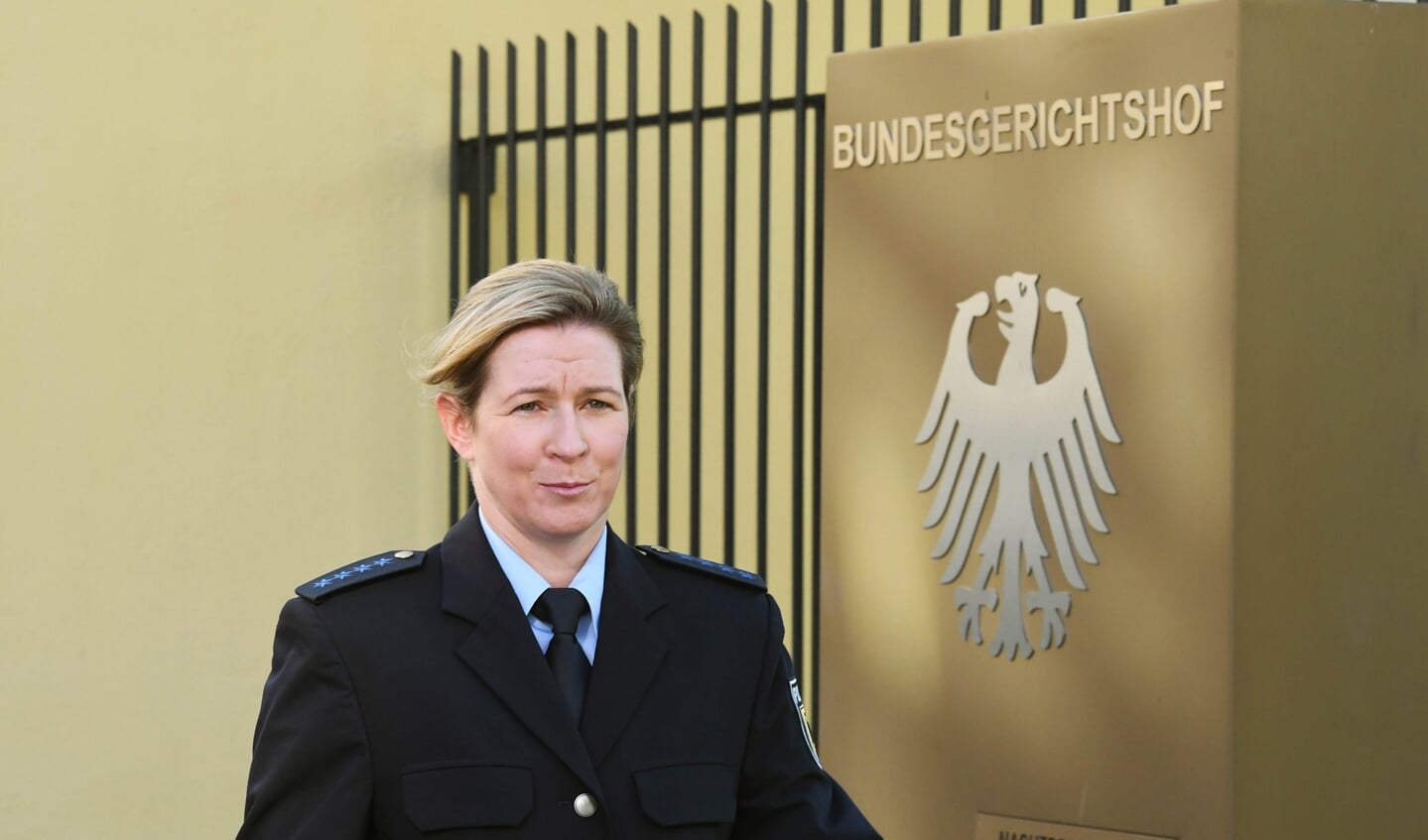 Claudia Pechstein in politie-uniform bij het Bundesgerichtshof in Karlsruhe,