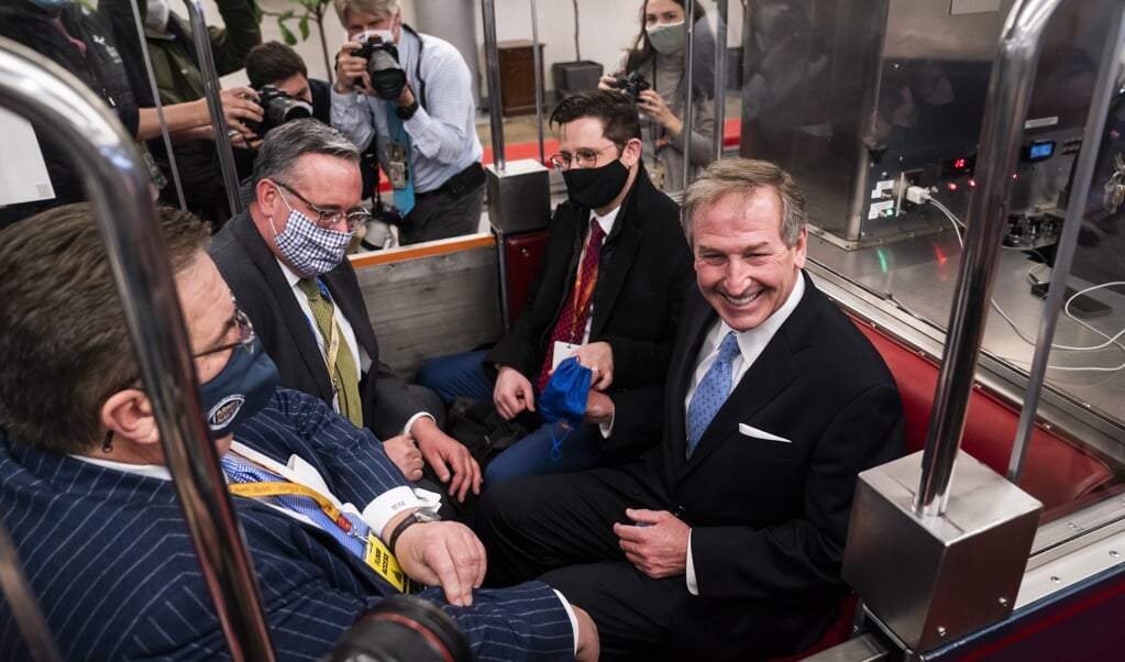 Advocaat Michael van der Veen samen met andere leden van Trumps verdediging in de 'Senate subway', de ondergrondse verbinding van senaatskantoren en het Capitool, na de vrijspraak van Trump. (beeld epa / Jim lo Scalzo)