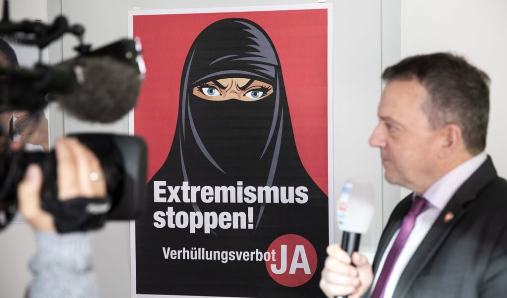 Walter Wobmann, parlementslid en initiatiefnemer van het referendum voor een niqabverbod. (beeld epa / Peter Klaunzer)