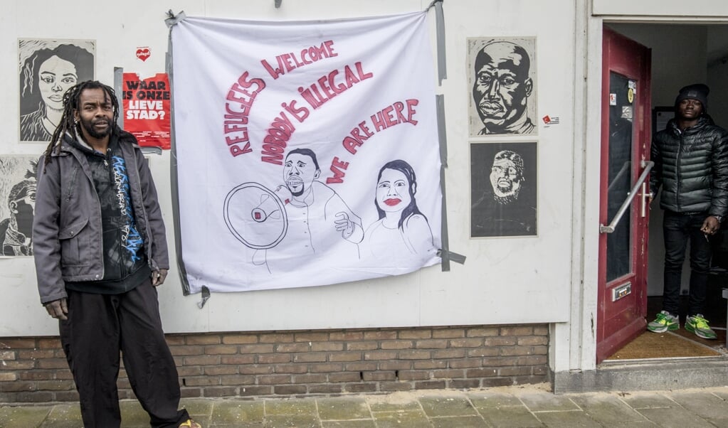 Uitgeprocedeerde asielzoekers in een gekraakt pand in de Amsterdamse Rudolf Dieselstraat.   (beeld anp / Niels Wenstedt)