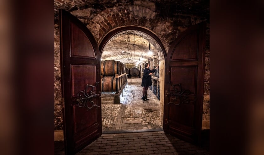 De historische wijnkelder onder het pand.