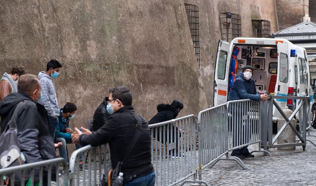 Sinds november kunnen armen en daklozen zich al gratis door het Vaticaan laten testen op het coronavirus. Dat is een initiatief van de paus en zijn armenaalmoezenier kardinaal Konrad Krajewski. (beeld afp / Vatican Media)