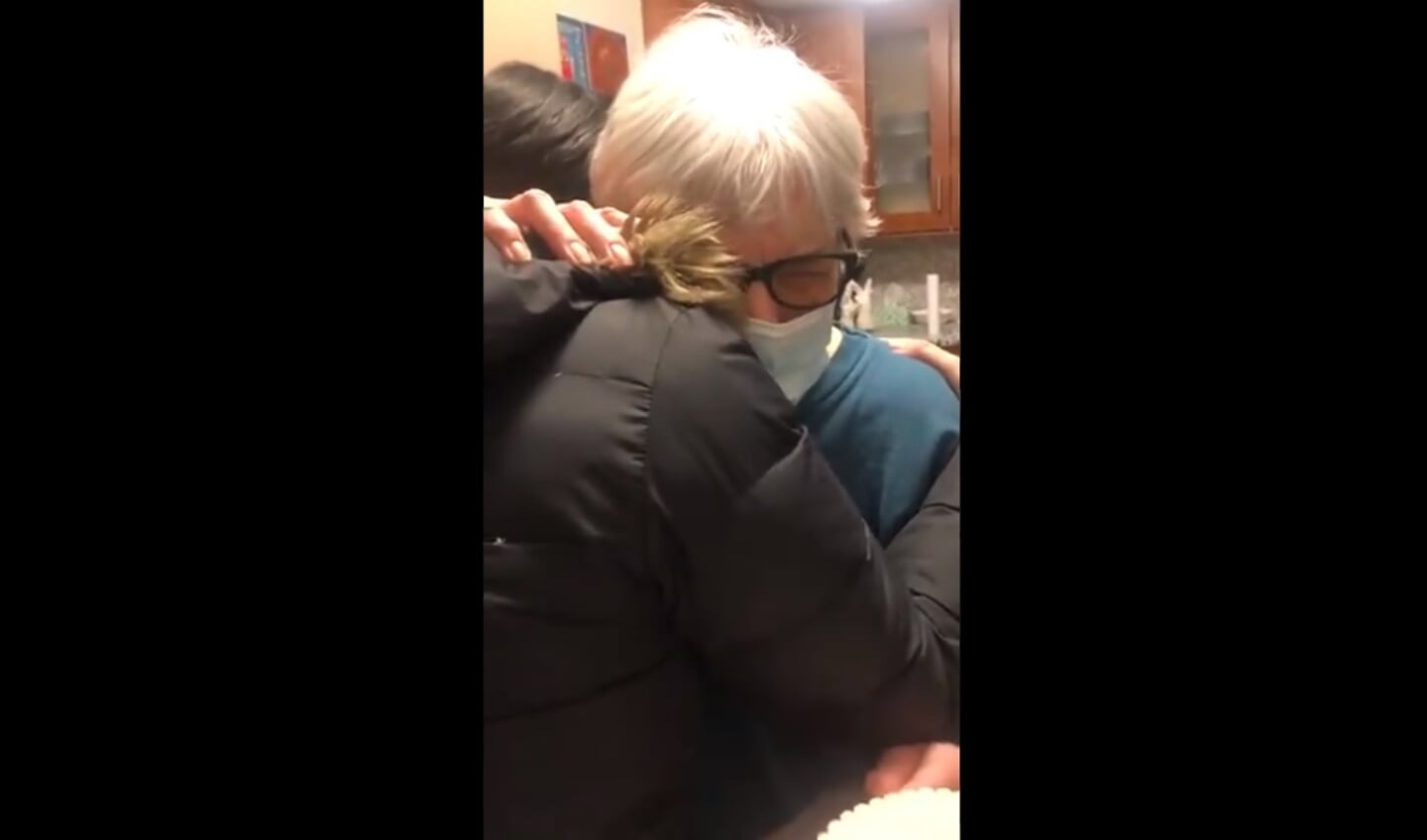 Eindelijk mogen oma en kleindochter weer knuffelen.