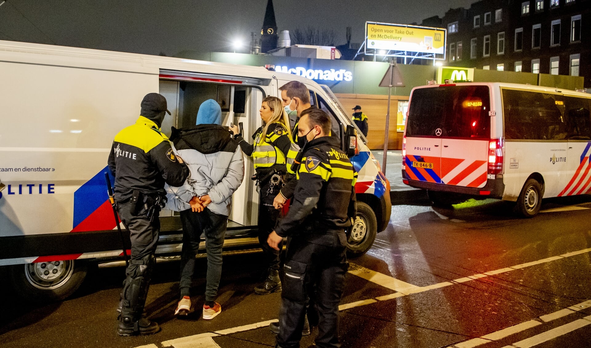 Een arrestatie in Rotterdam-Zuid.